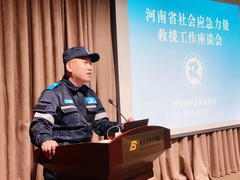 河南省应急救援协会安全专业委员会会长牛瑞刚做公益安全知识讲解